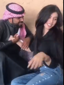 سعودية والعباءة 