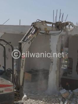 مواطن يهدم منزله بالقدس 