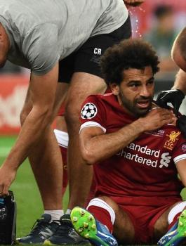 محمد صلاح يخضع للعلاج في أسبانيا على أمل اللحاق بكأس العالم