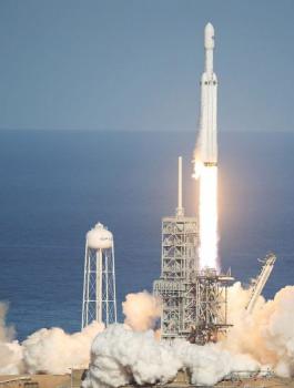 اطلاق اقوى صاروخ في العالم نحو الفضاء 