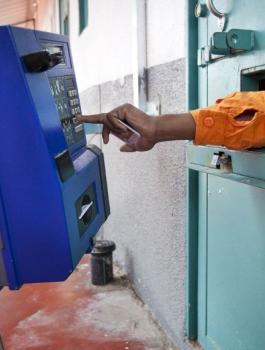 هواتف للاسرى في سجون الاحتلال 