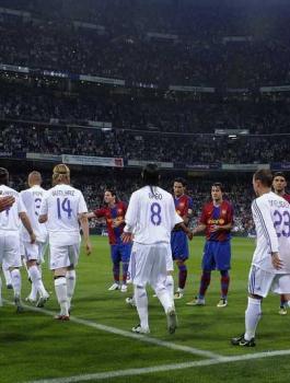 الممر الشرفي للاعبي برشلونة في ريال مدريد 
