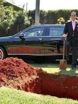 رجل اعمال يدفن سيارته 