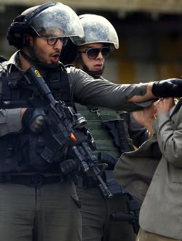 الاحتلال يعتدي بالضرب المبرح على 5 مواطنين في الخليل