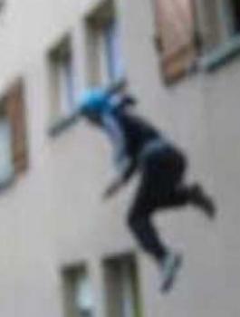 القى بزوجته من النافذة 