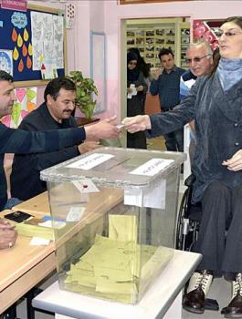 أطول فتاة في العالم تدلي بصوتها في استفتاء تركيا