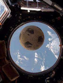 كرة في الفضاء