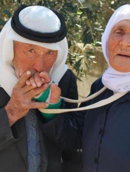 لبنانية تدفعن ابنها الاصغر يبلغ من العمر 86 