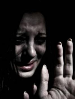 سيدة محنجزة داخل منزل في سعير 