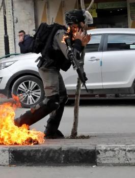 اعتقال فلسطيني القى زجاجة مولتوف على جندي اسرائيل في الخليل 