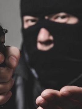 سطو مسلح على محطة محروقات في الخليل 