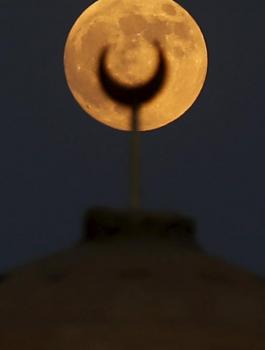 القمر الدموي 