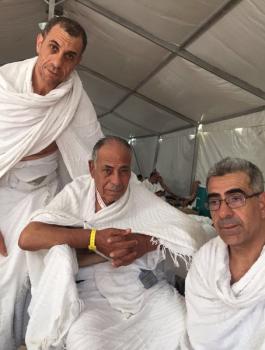 أب فلسطيني يجتمع بأبنائه في مكة المكرمة بعد فراق دام 17 عامًا