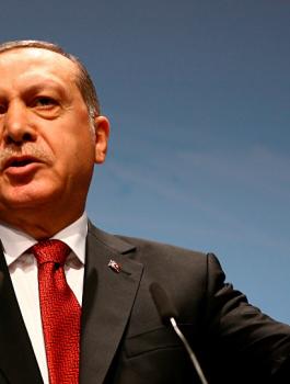 أردوغان يطالب أمريكا بتفسير لرفع صورة زعيم حزب العمال الكردستاني في الرقة