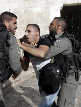 اعتقال مصلين اثناء قراءة القرآن الكريم في الاقصى 