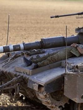 سرقة اسلحة من على دبابة اسرائيلية 