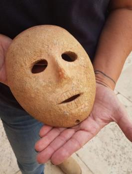 العثور على قناع ذهبي في جنوب الخليل 