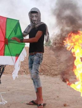 اندلاع حريق كبير في منطقة كرم أبو سالم شرق رفح بفعل طائرات ورقية