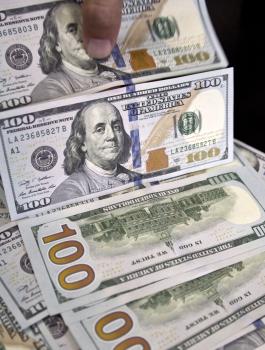 العملات: الدولار والدينار يحافظان على هبوطهما