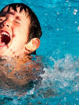 مصرع طفل 5 سنوات غرقا في بركة سباحة بدير البلح