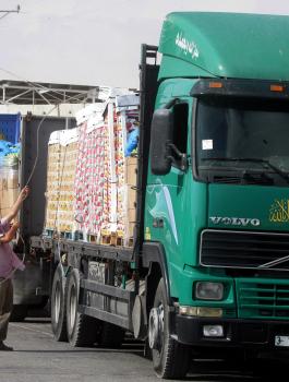 بدء ادخال شاحنات الى غزة 