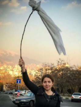اعتقال 29 إمرأة إيرانية خلع حجابهن احتجاجاً على قانون يمنعهن من ذلك