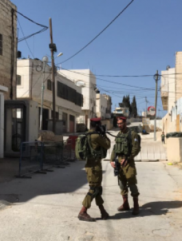اصابة فلسطيني بجراح بعد اطلاق النار عليه في الخليل 