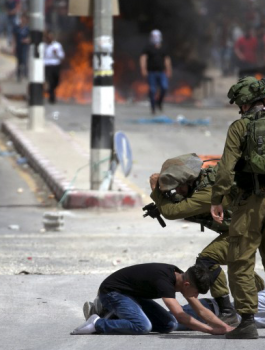 تعذيب فلسطينيين من قبل جيش الاحتلال 