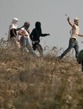 مستوطنون يهاجمون مركبات الفلسطينيين 