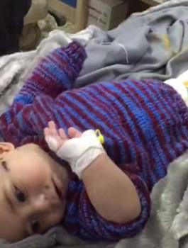 طبيب بريطاني وطفلة من حلب 