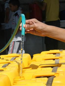 سرقة مياه الفلسطينين 