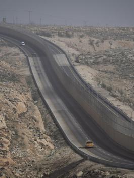 شق طرق التفافية في الضفة الغربية 