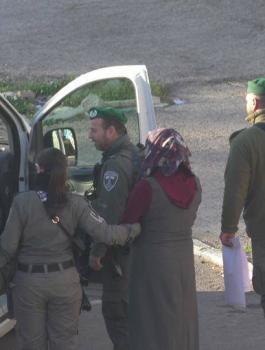 اعتقال فتاة بحجة محاولتها تنفيذ عملية طعن بالخليل