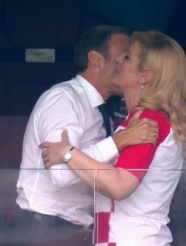 قبلة رئيس فرنسا لرئيسة كرواتيا 