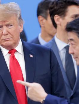 رئيس الوزراء الياباني وترامب 