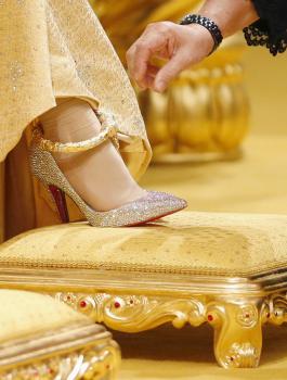 عريس يُهدي زوجته مثقال وزنها ذهباً