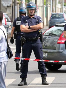 مقتل شخصين في عملية احتجاز رهائن في متجر بفرنسا