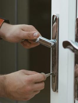 امرآة تطردزوجها من المنزل 