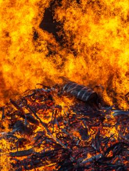 حريق في مصنع اخشاب بمسحة 