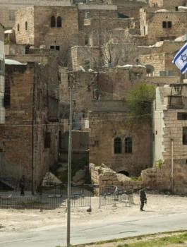 لجنة اعمار الخليل تطرد جيش الاحتلال من داخل مبنى بالبلدة القديمة 