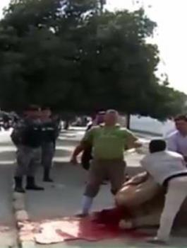 أردني يذبح جملاً أثناء مرور موكب خادم الحرمين