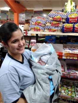 سيدة تضع طفلها في "سوبر ماركت" بمساعدة الزبائن والموظفين