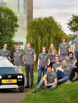 طلاب يصنعون سيارة من النباتات والخضار قابلة للتحلل