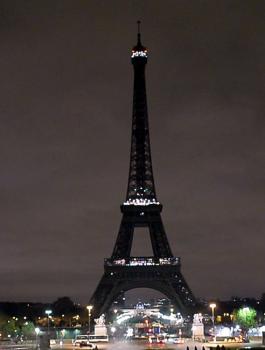 برج إيفل يطفأ أنواره تضامناً مع ضحايا مسجد الروضة بالعريش