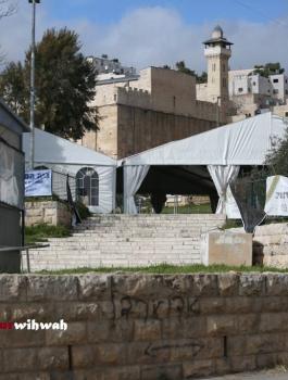 نصب خيام للمستوطنين امام ساحات الحرم الابراهيمي الشريف 