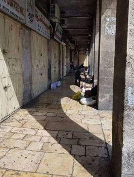 إضراب بالقدس ومصلون يواصلون اعتصامهم عند أبواب الأقصى