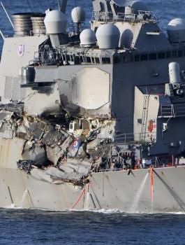 فقدان 10 بحارة أميركيين إثر اصطدام مدمرتهم بناقلة نفط