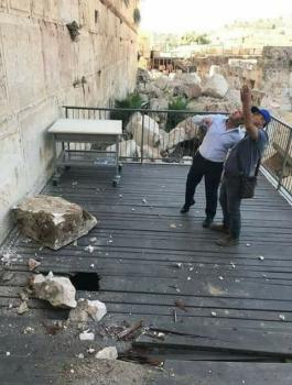 سقوط حجر من حائط البراق في المسجد الاقصى 