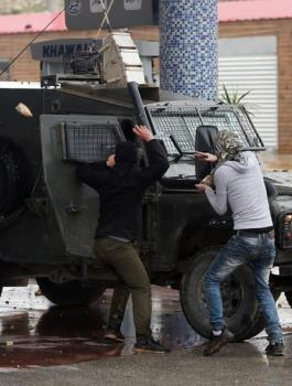 شبان يهاجمون جنود الاحتلال في النبي صالح 