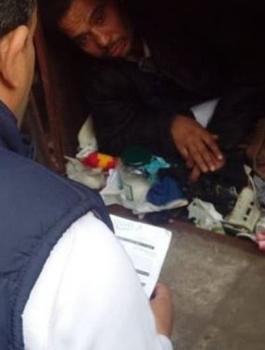 شاب مصري يعيش داخل صندوق حديدي 